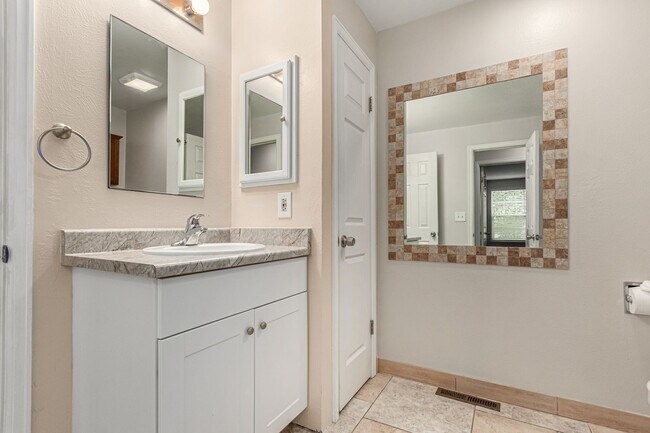 Building Photo - 2 Bed 1.5 Bath Updated Arvada Condo - Available June 5th
