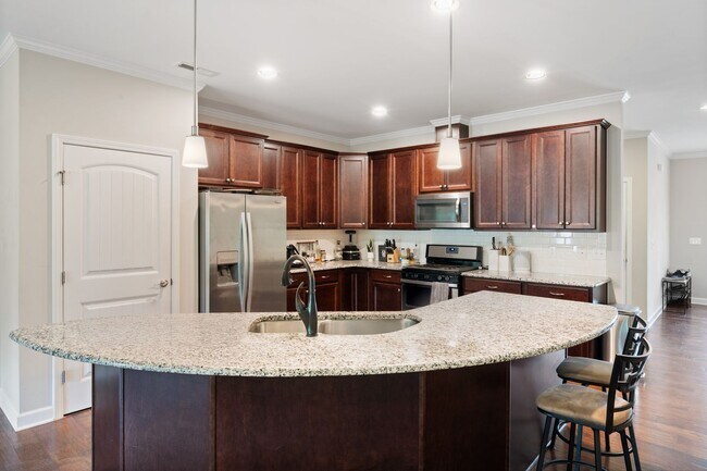 Building Photo - 3-Bedroom Townhome Available Eary July!
