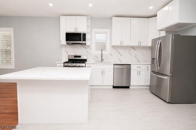 Building Photo - 734 Summer Ave