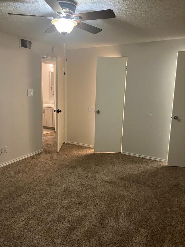 Building Photo - 5916 Lago Vista Way
