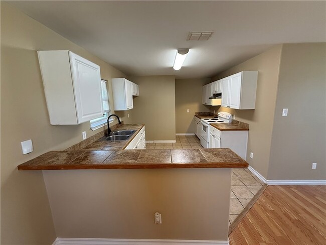 Building Photo - 512 Lakeside Dr