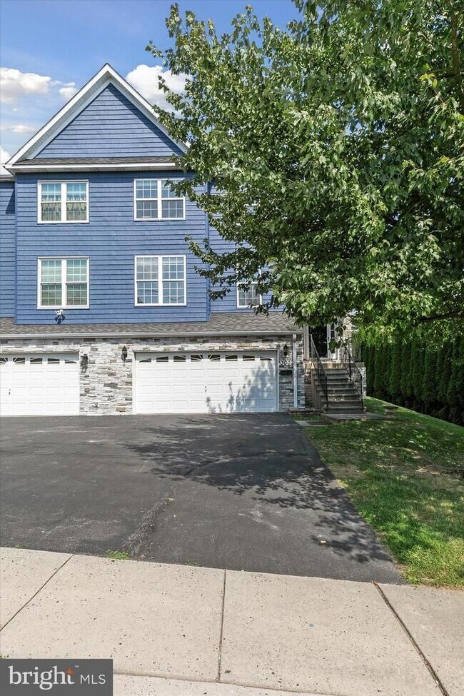 Building Photo - Spacious Townhome with 4 Bedrooms and 3.5 Baths!!