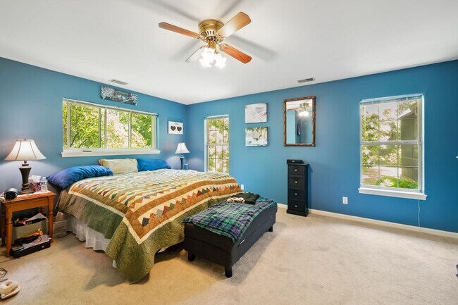 Building Photo - Everything included in rent price!! All ut...