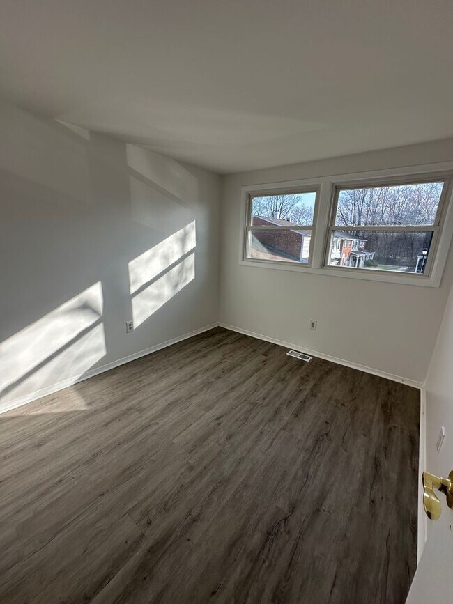 Building Photo - Welcome home- 3 bedroom, 1.5 bath