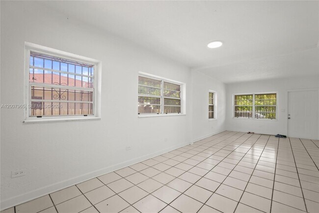 Building Photo - 3720 NW 20th Ct