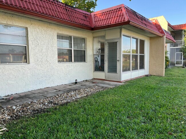 Building Photo - 419 Lake Dora Dr