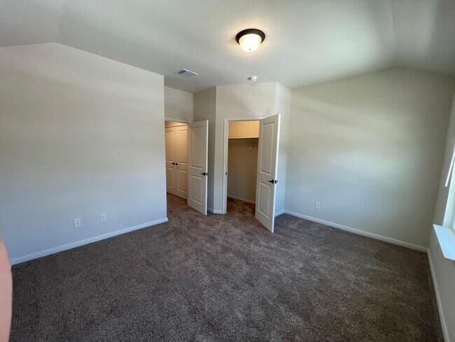 Building Photo - MOVE FAST—GATED TOWNHOME NEAR LACKLAND AFB WITH A PRIVATE YARD!