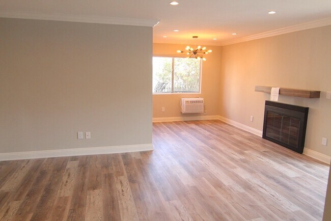 Building Photo - 1450 S Bundy Dr