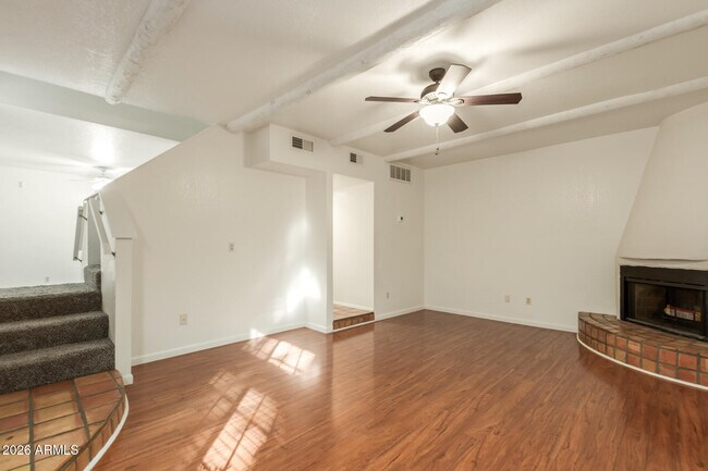 Building Photo - 1446 E Grovers Ave