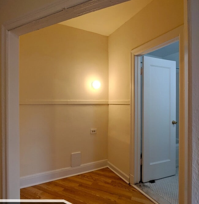 Building Photo - 3335 W Diversey Ave