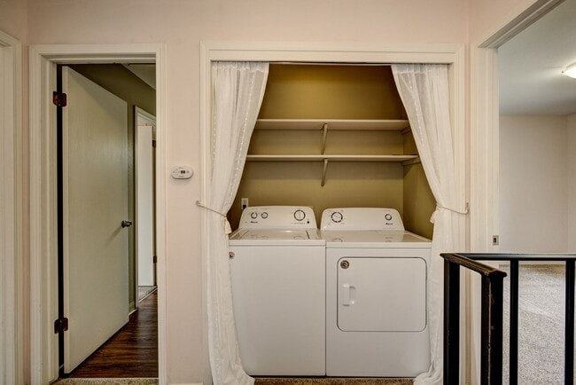 Building Photo - Central 2 bed 1.5 bath Townhouse