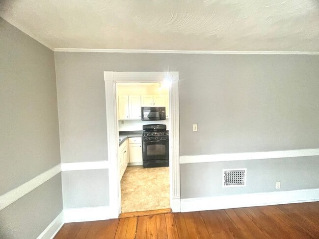 Building Photo - Stunning spacious 2nd floor apartment with Water View!