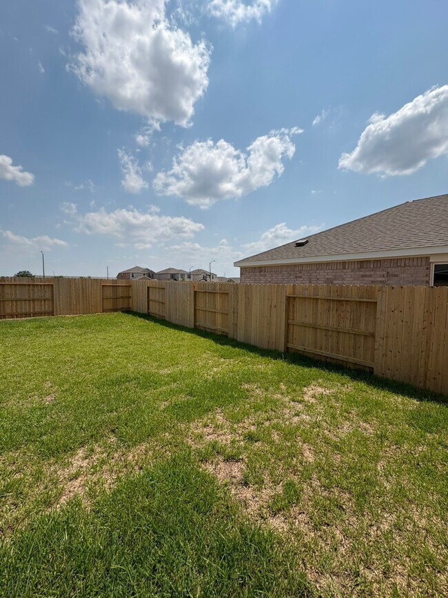 Building Photo - 16810 Great Highlands Dr