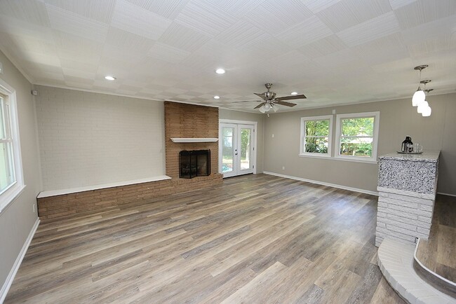 Building Photo - Updated Brick Ranch Home in Vibrant Downtown Location