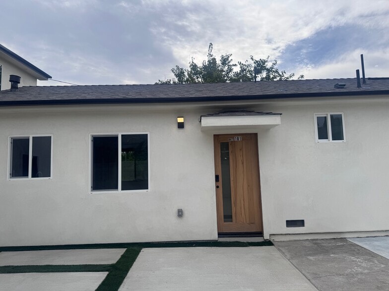 Front door - 2320 N Naomi St