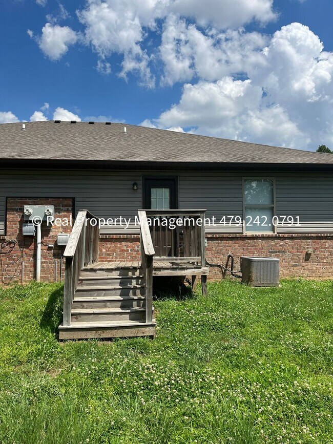 Building Photo - Very Nice 3B/2B Duplex Available NOW!