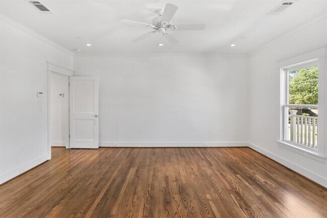 Building Photo - 1548 Cortlandt St