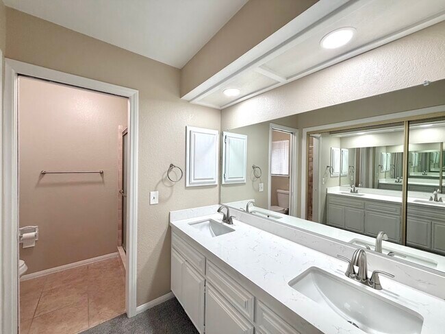 Building Photo - 7742 Oxford Ave