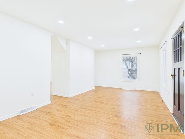 Building Photo - Charming 2 Bedroom Located in Central School District Available Now