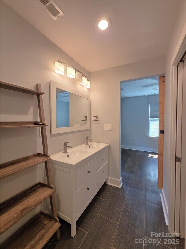 Building Photo - 3433 Draper Ave