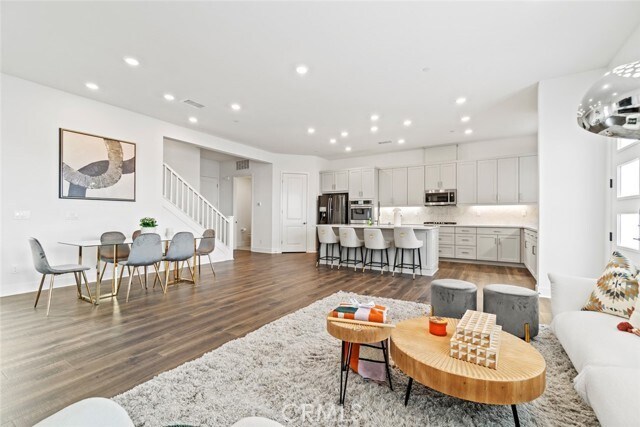 Building Photo - 9337 Astor