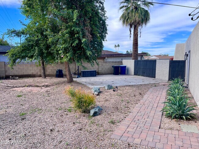 Building Photo - 2129 E Huntington Dr