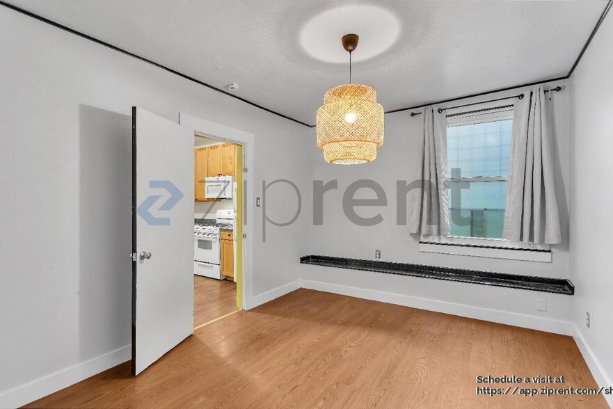 Building Photo - 484 Waller St