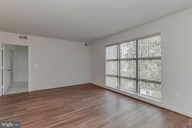 Building Photo - 905 N Arlington Blvd
