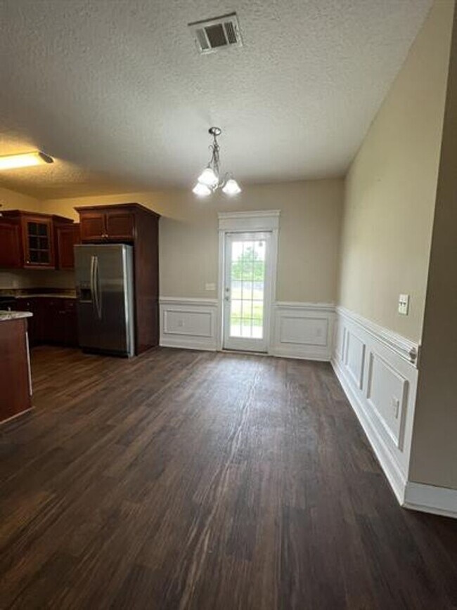 Building Photo - Beautiful home in a very quiet neighborhood!