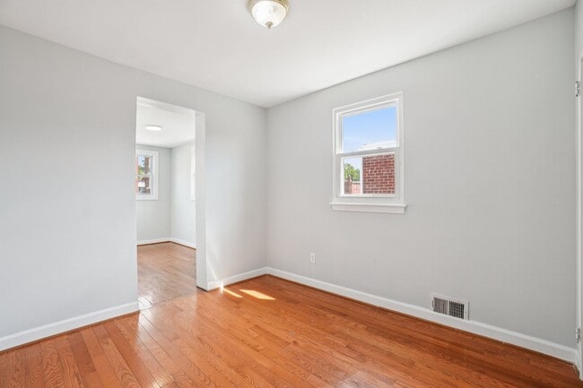 Building Photo - Semi Detached Home in Riggs Park!