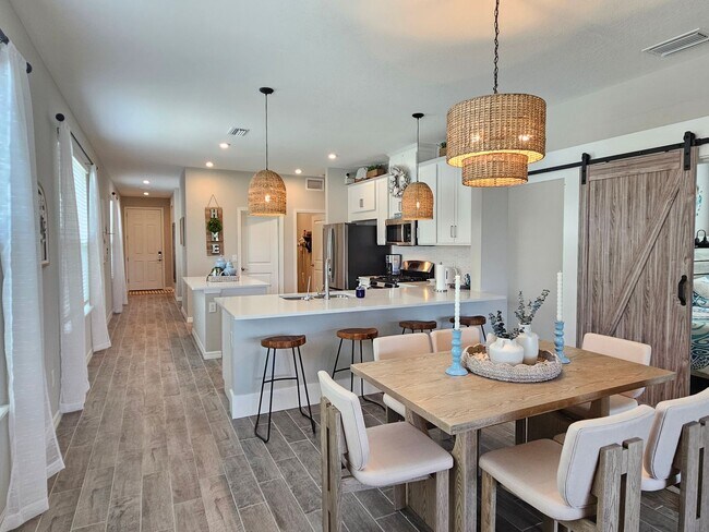 Building Photo - Annual Furnished or Seasonal Short-Term 4 Bedroom 2.5 Bathroom Home in Palmero!