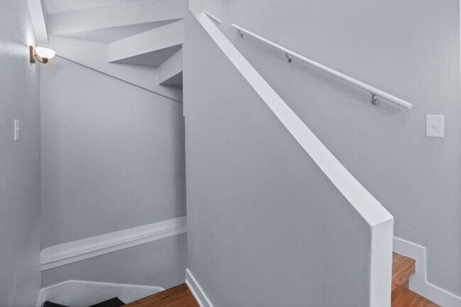 Building Photo - 1644 N Hermitage Ave