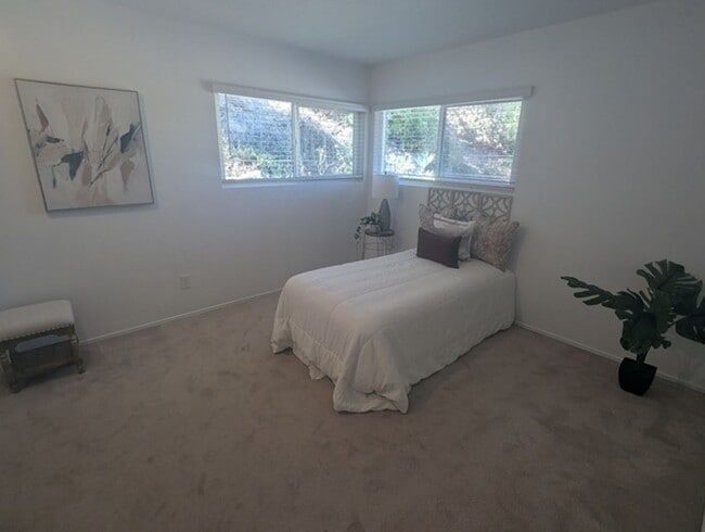 Building Photo - 3 Bed - 2 Bath House with Solar & Mountain...