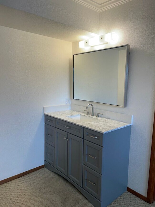 Building Photo - Comfortable 2bd/2bath Condo with garage of...
