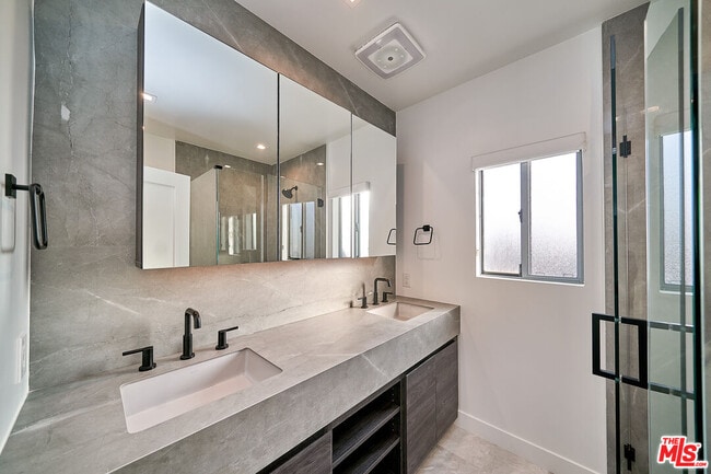 Building Photo - 145 S Maple Dr