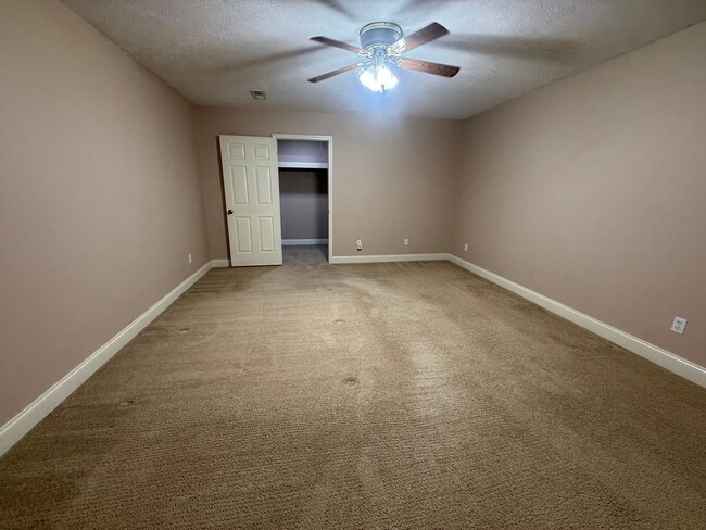 Building Photo - Spacious House in Draffenville