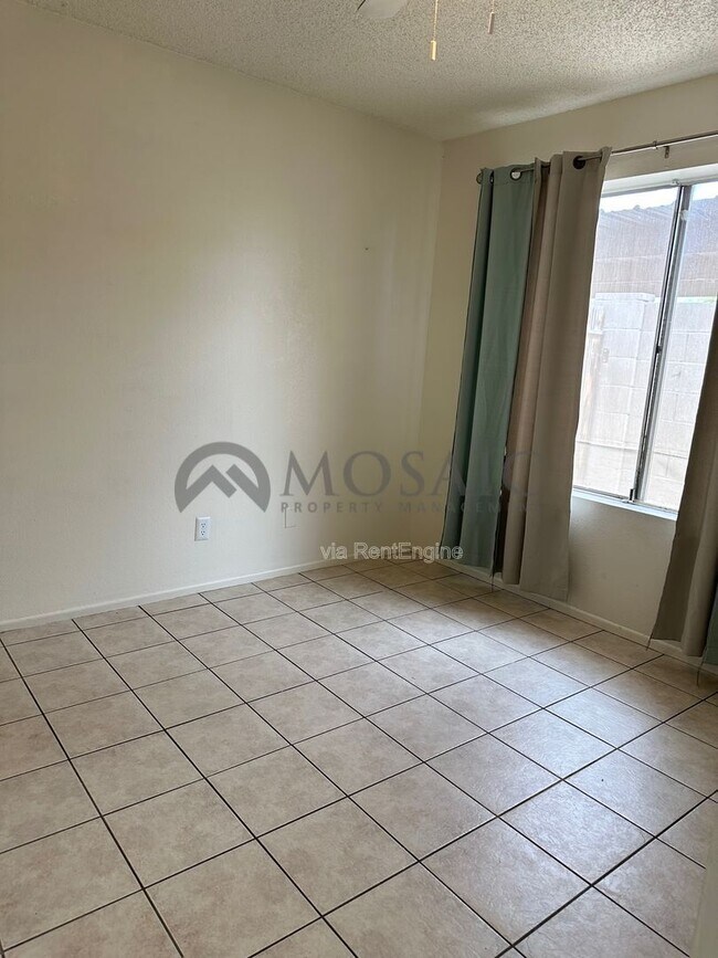 Building Photo - 2440 E Waltann Ln