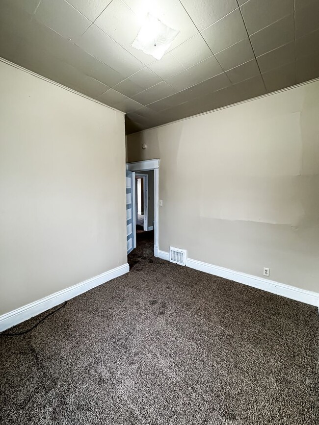 Building Photo - 5 Bed 2 Bath Single Family Home!