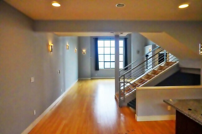 Building Photo - Large Executive Style Spacious 3 bedroom, 2.5 Bathroom house in West Oakland Close to BART/SF/Eme...