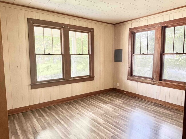 Building Photo - 452 Bernardo St