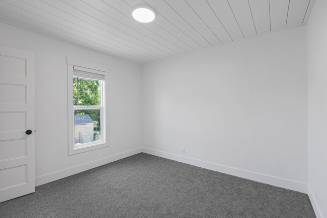 Building Photo - 5 Bed 2 Bath MODERN HERITAGE HOME