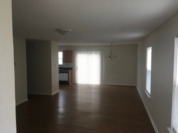 Building Photo - 10879 Walnut Grove Bend