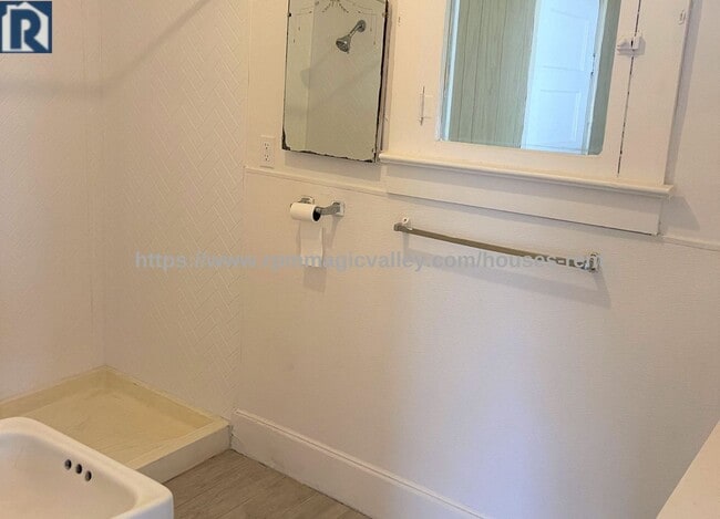 Building Photo - Lovely 3 Bedroom 1 Bath house with Garage ...