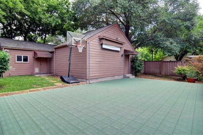 Building Photo - 3197 Westcliff Rd W