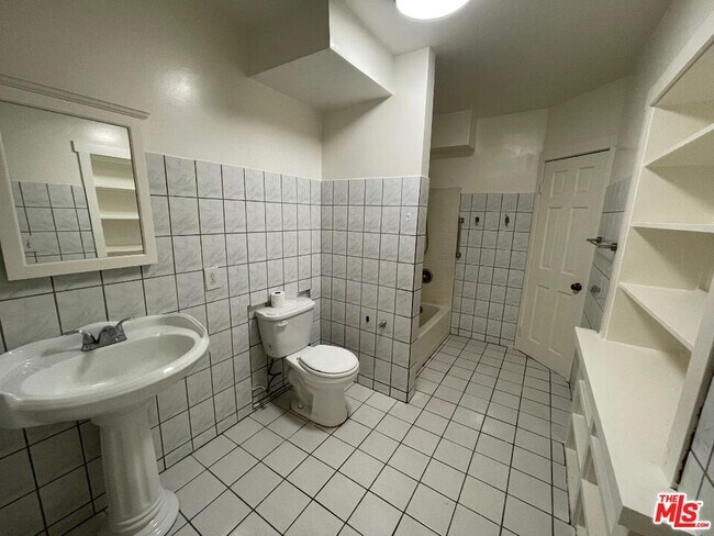 Building Photo - 708 W Vernon Ave