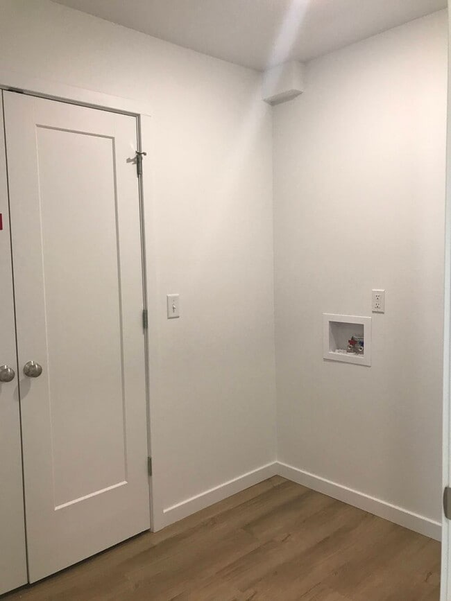 Building Photo - Executive Rental - 4 Bedroom 2 Baths