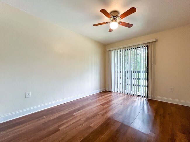 Building Photo - Beautiful 2/1.5 Townhome in Cedar Ridge-717A