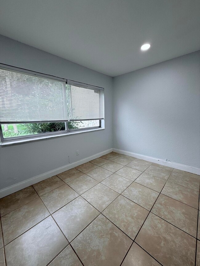 Building Photo - 9640 Oakburst Ln