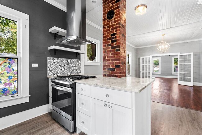 Building Photo - 108 N Ave B