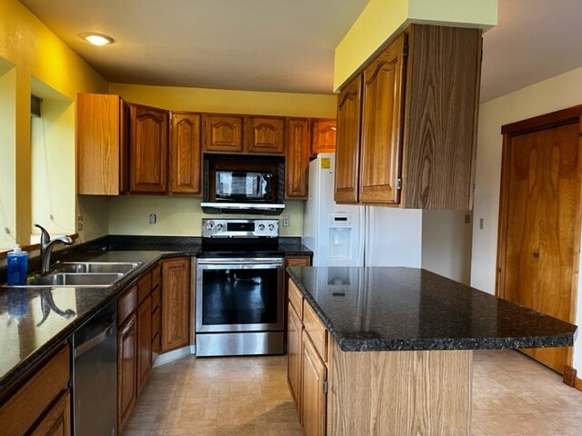 Building Photo - 3240 Rosebush Ln